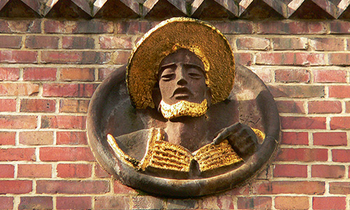 Erzvater Abraham an der Fassade der Elias Kirche